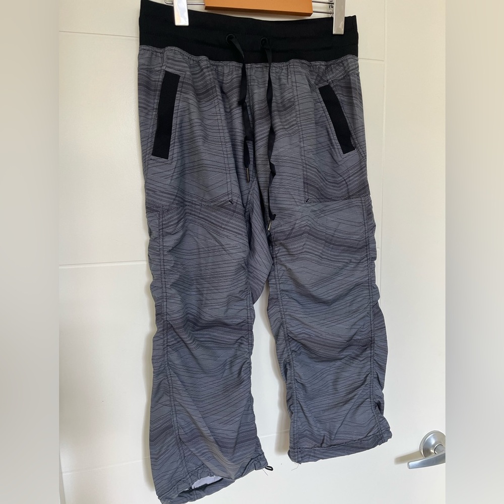 Kyodan Black and Gray Patterned Crop pants